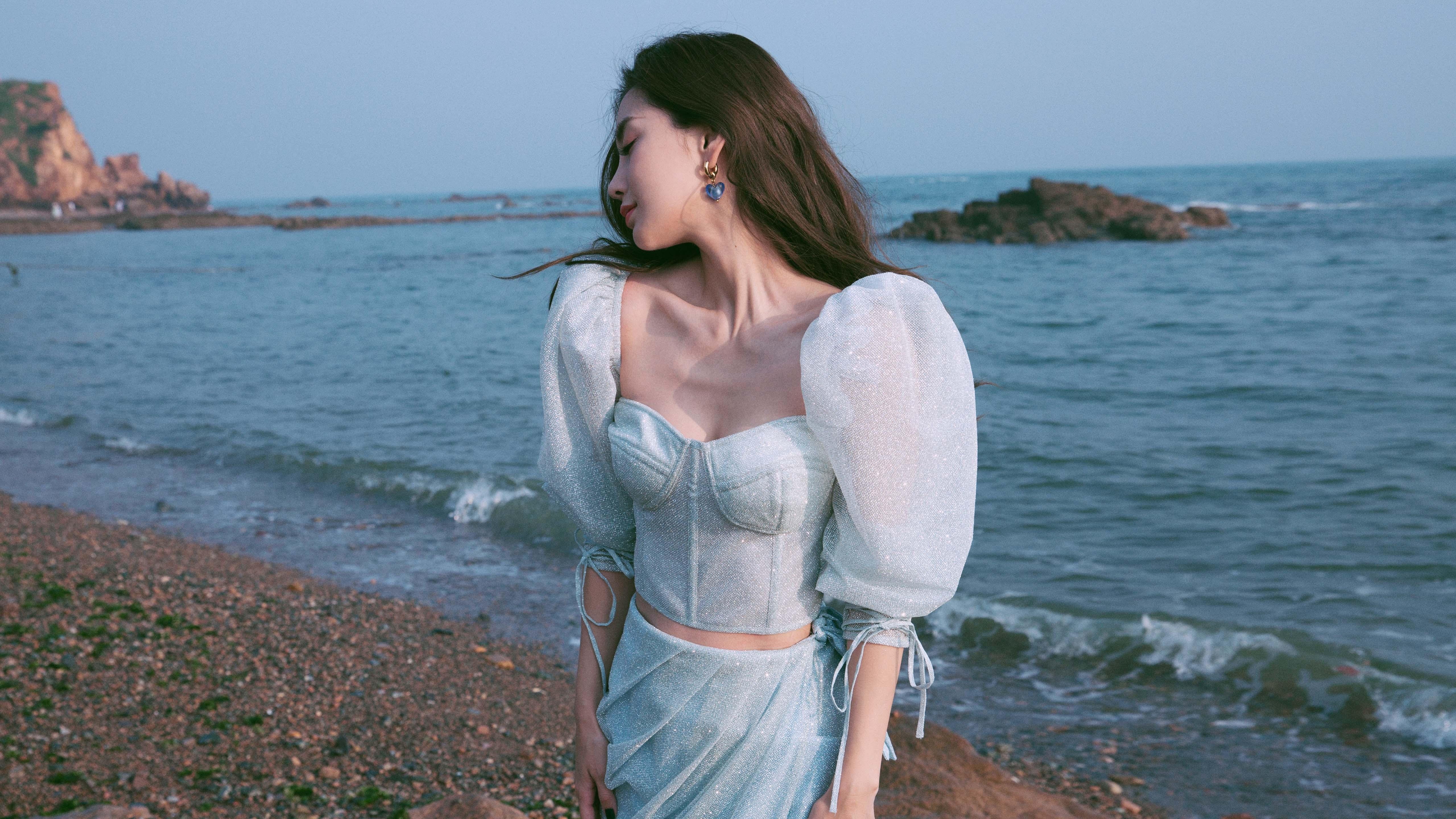 绿茵场的双重奏，斯通斯的沉稳光芒与几内亚的团队风暴